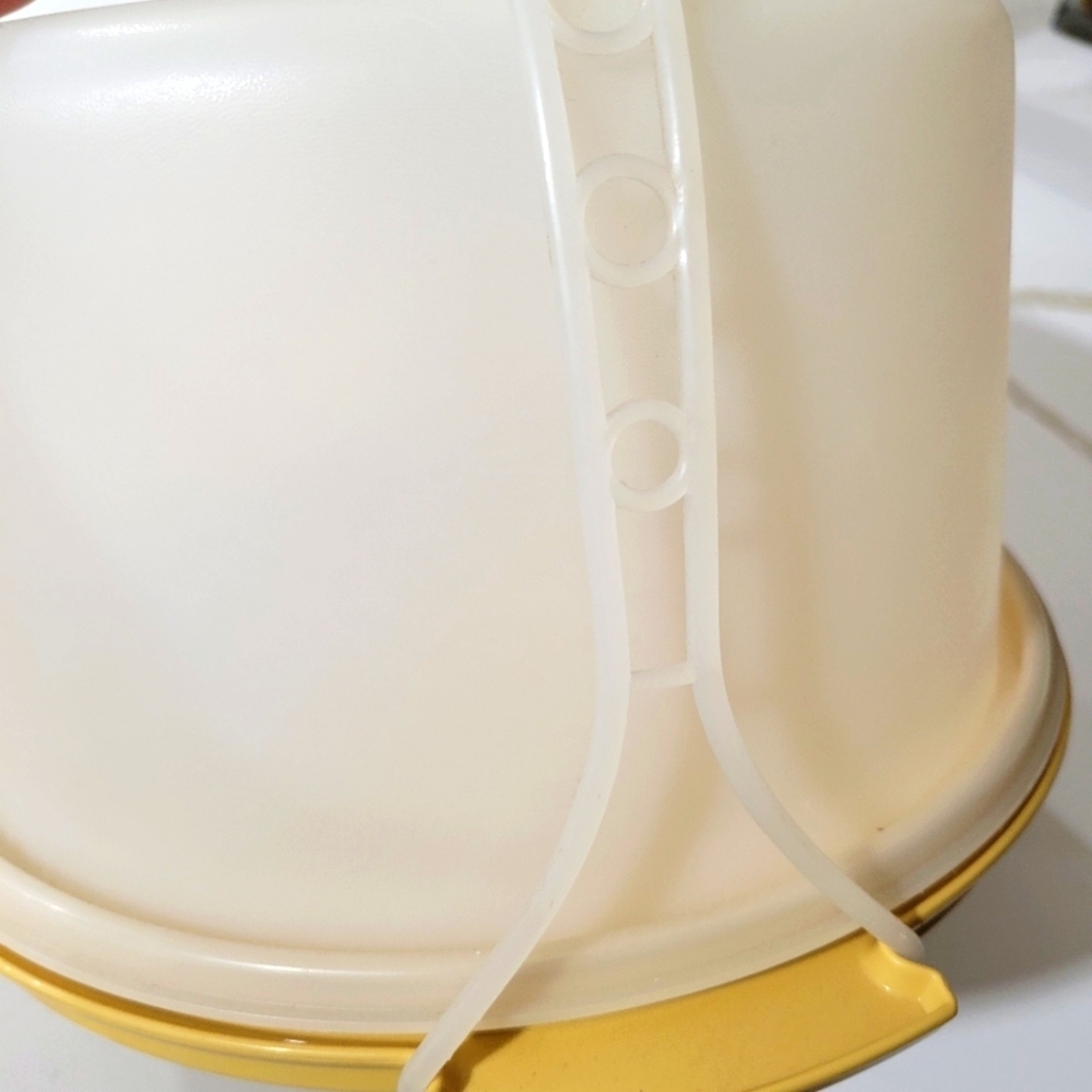 Tupperware Cake Taker - Picture 3 of 3